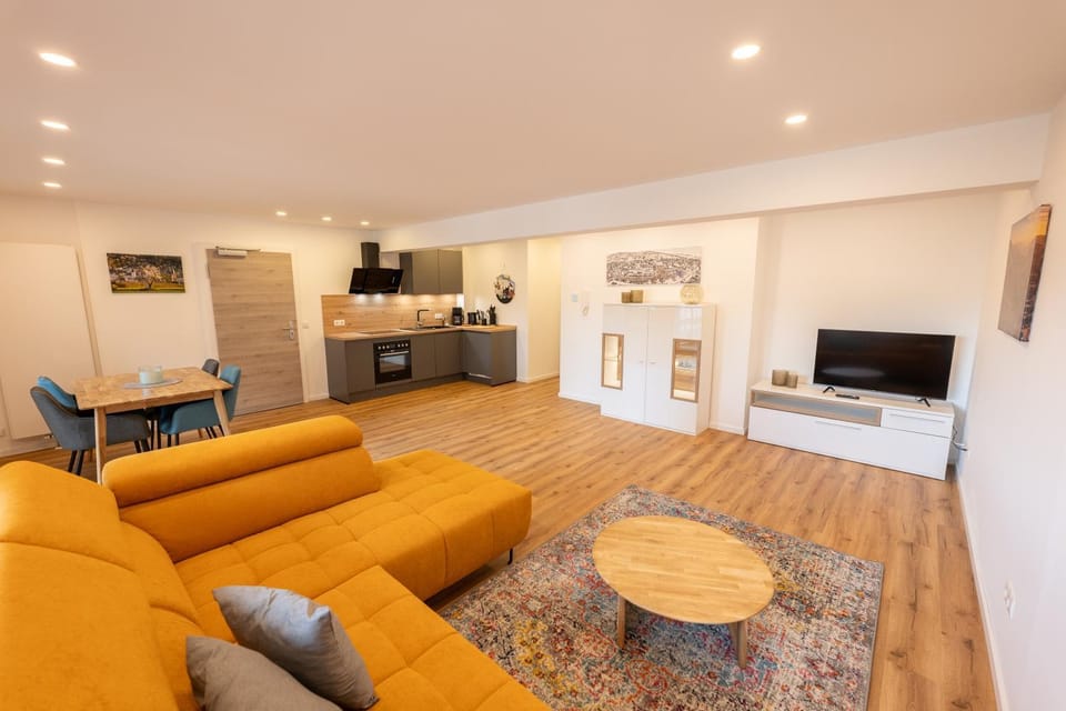 Communal lounge/ TV room, TV and multimedia, Kitchen or kitchenette, Living room, Seating area, Evening entertainment