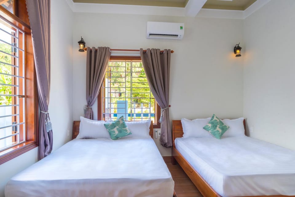 Bed, Photo of the whole room, Bedroom, air conditioner
