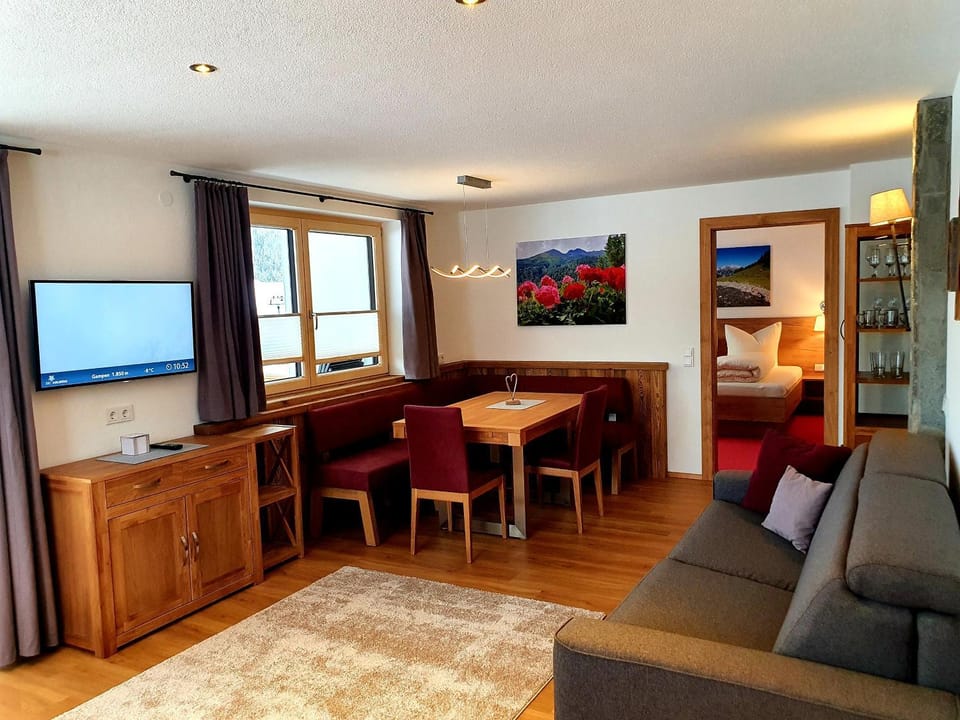 TV and multimedia, Living room, Seating area, Dining area