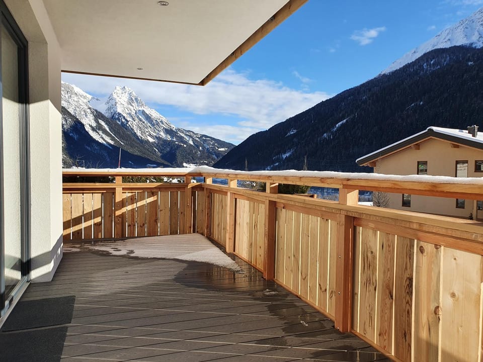 Property building, Balcony/Terrace, Mountain view