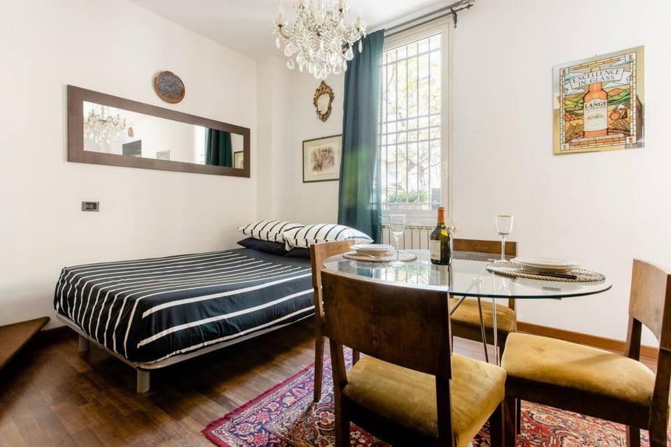 Bed, Dining area