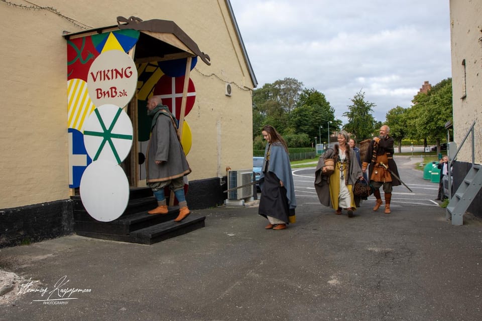 Facade/entrance, Decorative detail, group of guests
