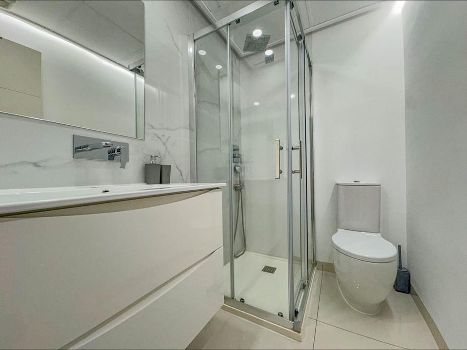 Shower, Toilet