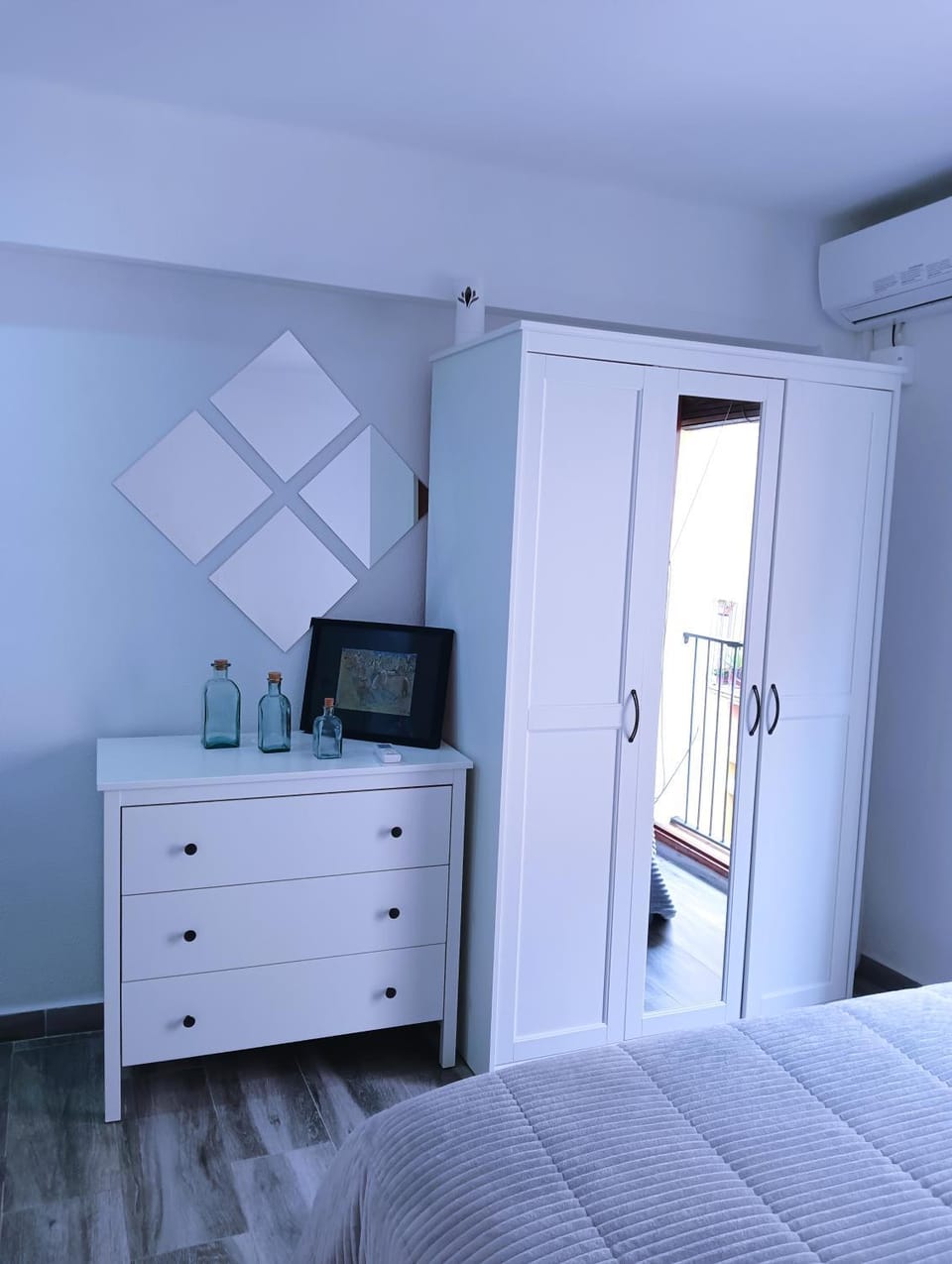 Photo of the whole room, Bedroom, wardrobe