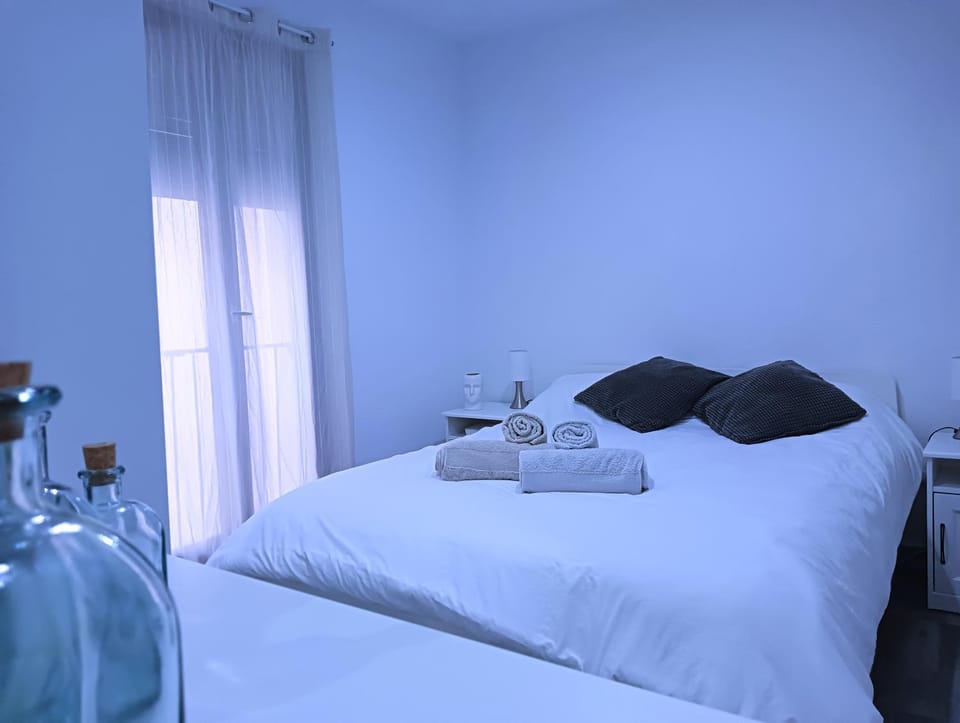 Bed, Photo of the whole room, Bedroom, towels