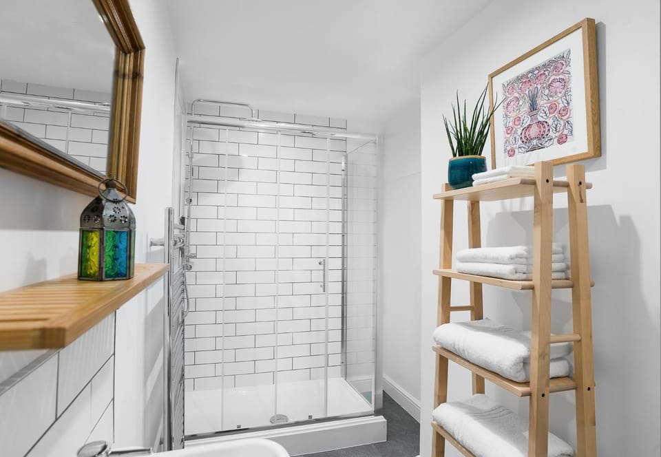 Shower, towels