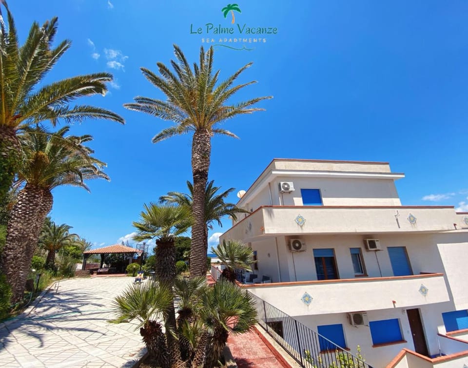 Property building, Facade/entrance, Garden, Garden view, Landmark view, Sea view