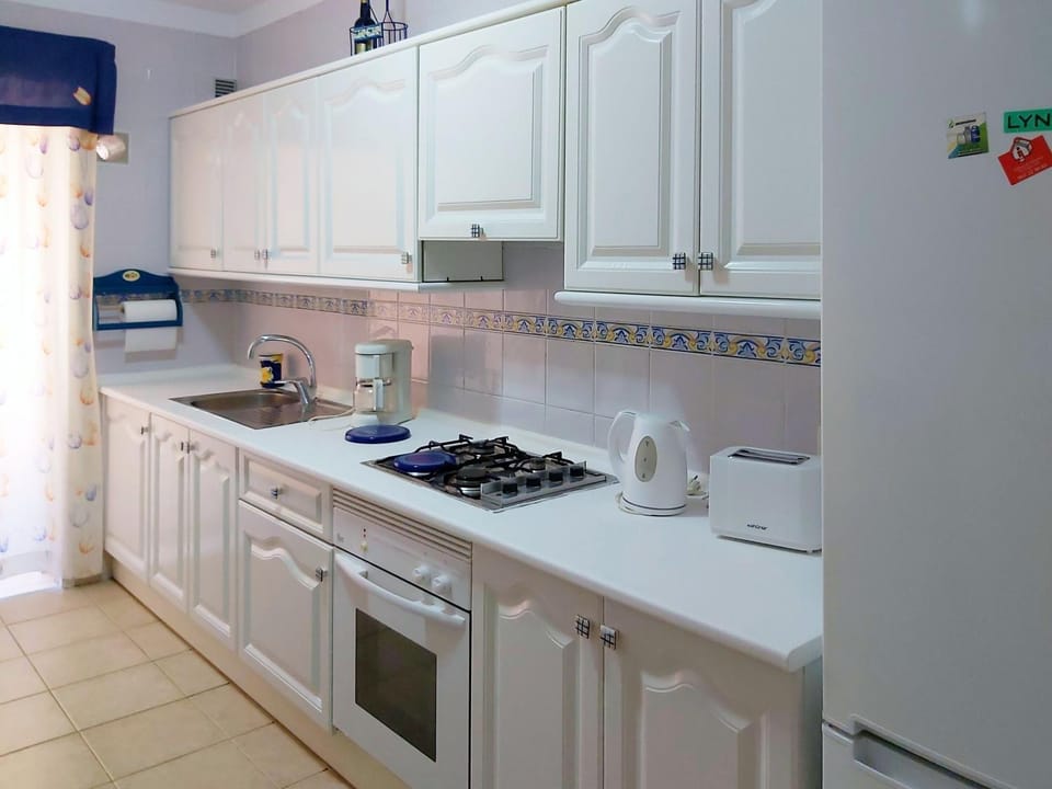 Kitchen or kitchenette, pet friendly, stove