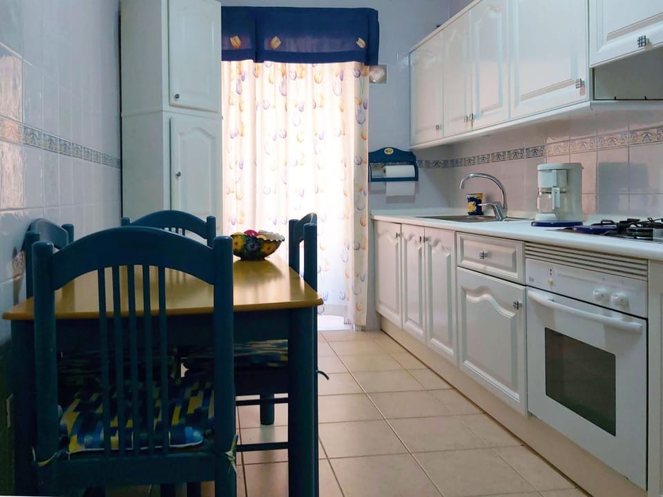 Kitchen or kitchenette, Dining area, pet friendly, stove, toaster