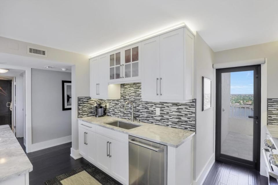 Wing beachfront condo with pool, gym and tennis courts House in Marco Island