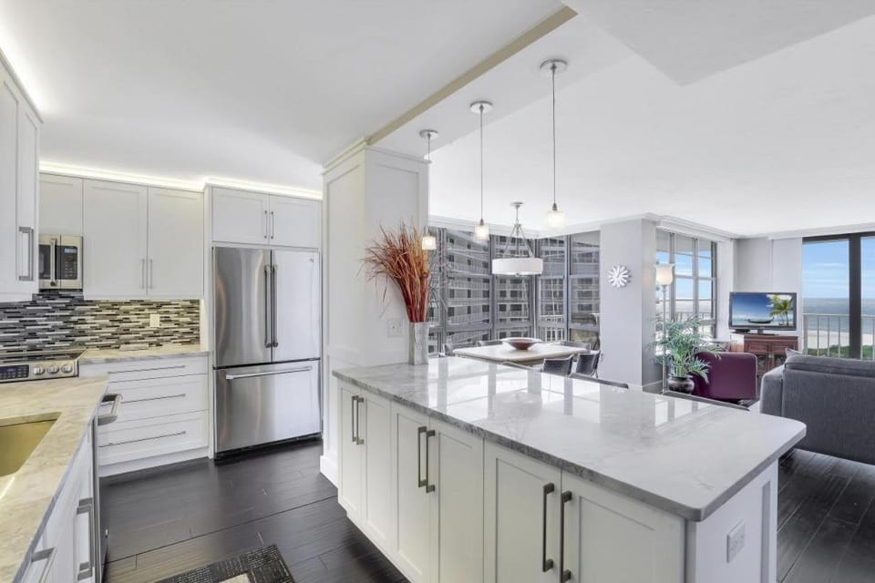 Wing beachfront condo with pool, gym and tennis courts House in Marco Island