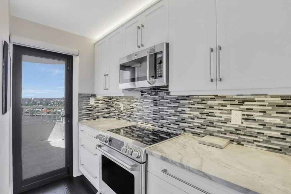 Wing beachfront condo with pool, gym and tennis courts House in Marco Island