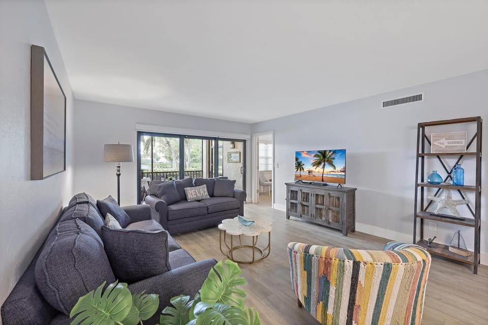 Spacious condo with lanai, pool and steps to beach House in Marco Island