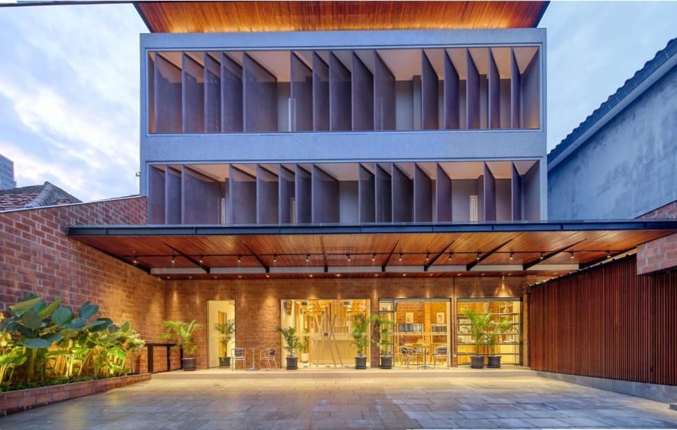 Property building, Facade/entrance, Balcony/Terrace