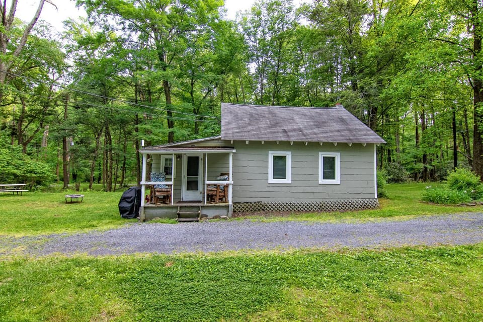 Camelback cottage - on ONE ACRE & near local attractions House in Pocono Mountains