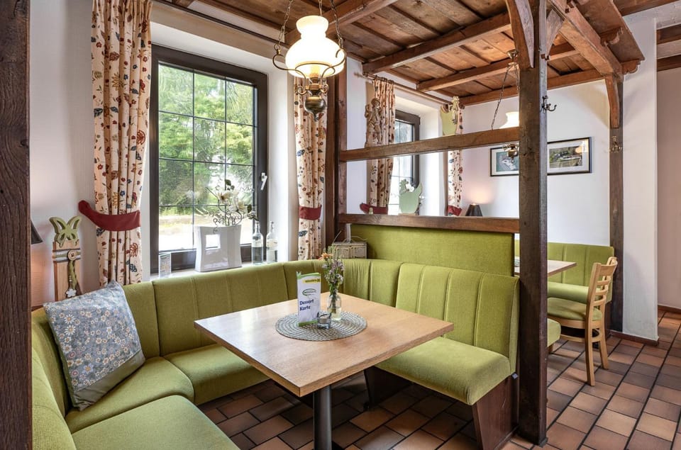 Restaurant/places to eat, Dining area