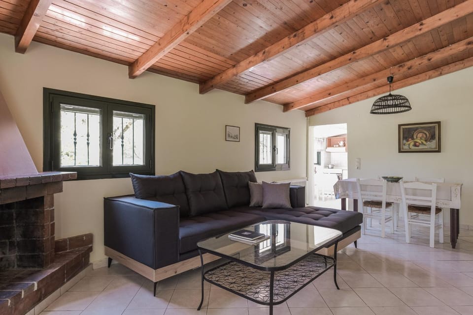 Living room, Seating area, Dining area, fireplace