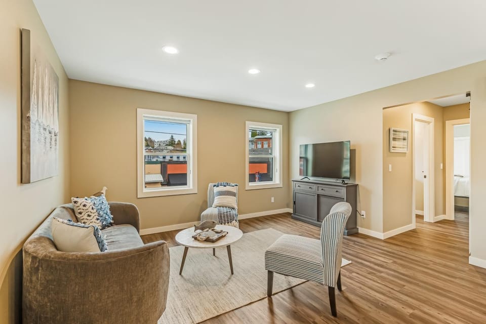 Liberty Bay Loft & Front Street Suite Apartment in Poulsbo