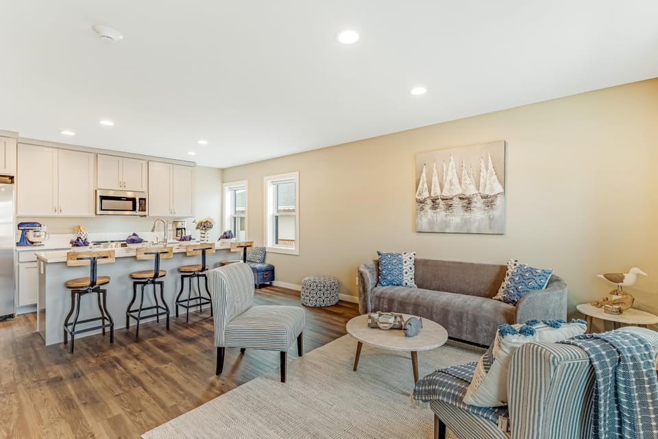 Liberty Bay Loft & Front Street Suite Apartment in Poulsbo