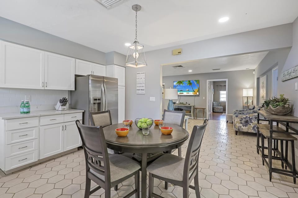 Home on water with pool/lanai kitchen/walk to beach House in Marco Island