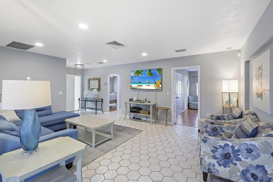 Home on water with pool/lanai kitchen/walk to beach House in Marco Island