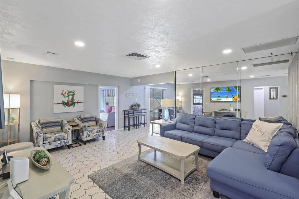 Home on water with pool/lanai kitchen/walk to beach House in Marco Island
