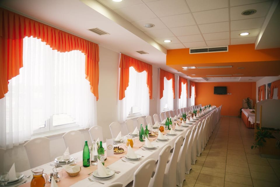 Restaurant/places to eat, Food and drinks