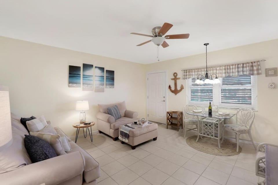 Peaceful condo with pool and brief walk to beach House in Marco Island