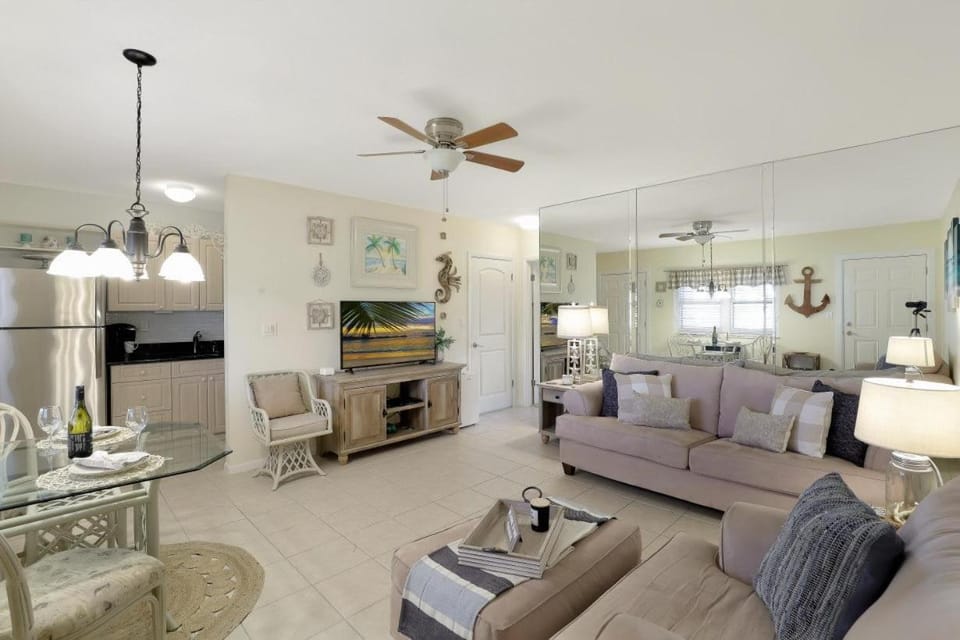 Peaceful condo with pool and brief walk to beach House in Marco Island