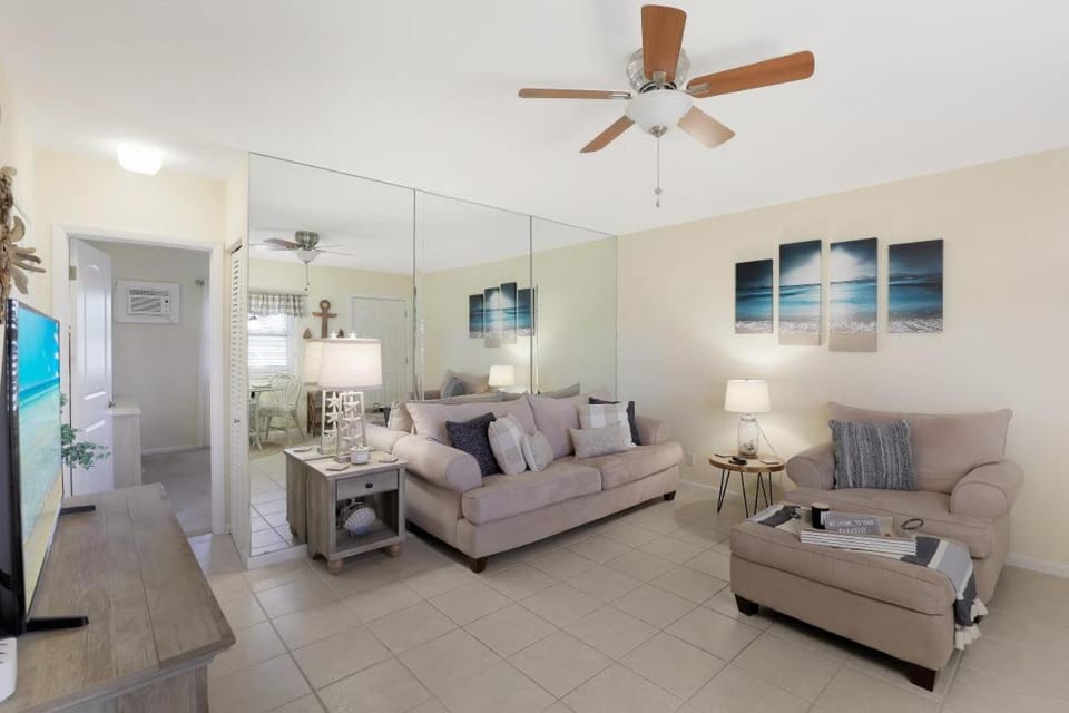 Peaceful condo with pool and brief walk to beach House in Marco Island