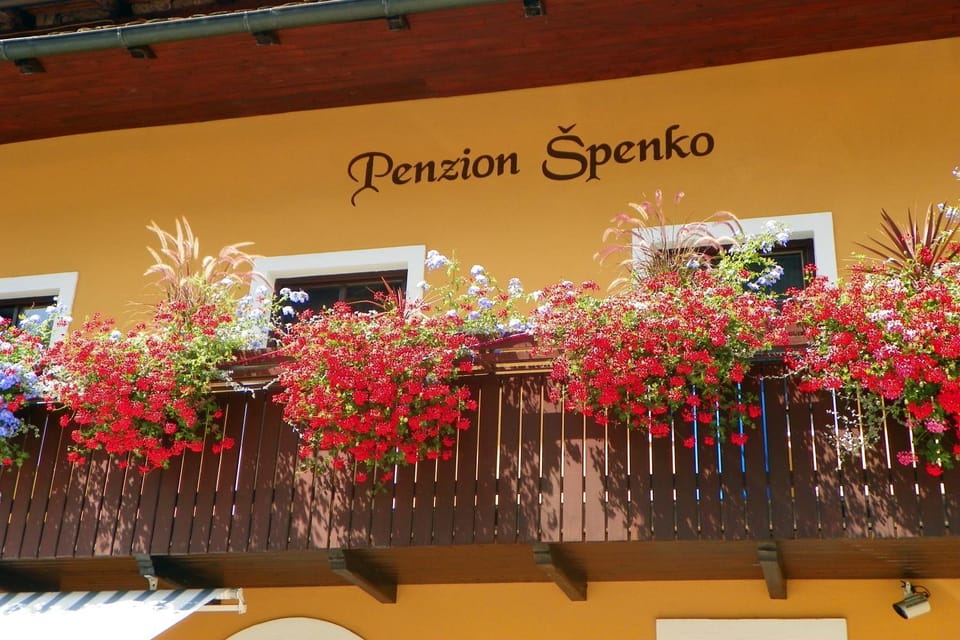 Facade/entrance, Balcony/Terrace