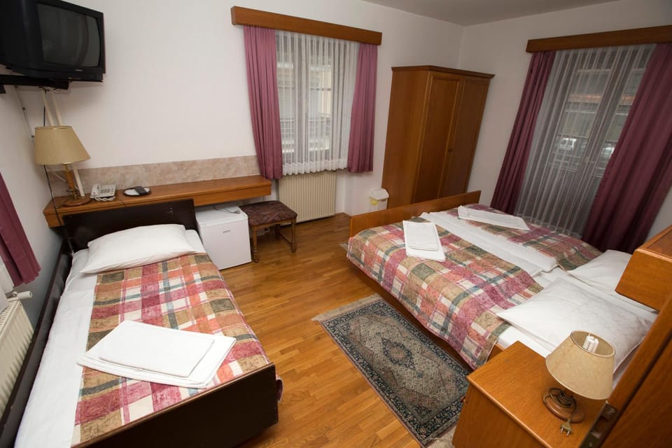 Shower, Toilet, Bed, Bathroom, TV and multimedia, Balcony/Terrace, Bedroom, cot