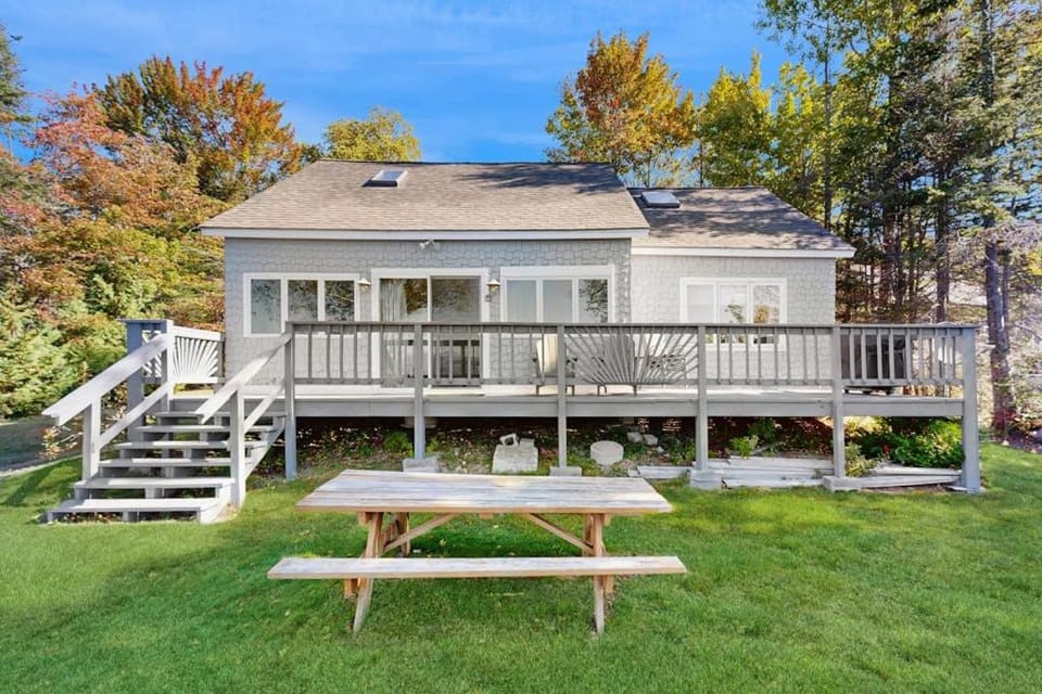 Lakeshore Lovely House in Moosehead Lake