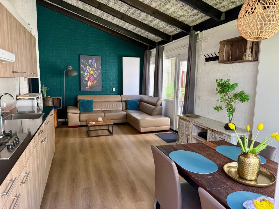 Kitchen or kitchenette, Seating area