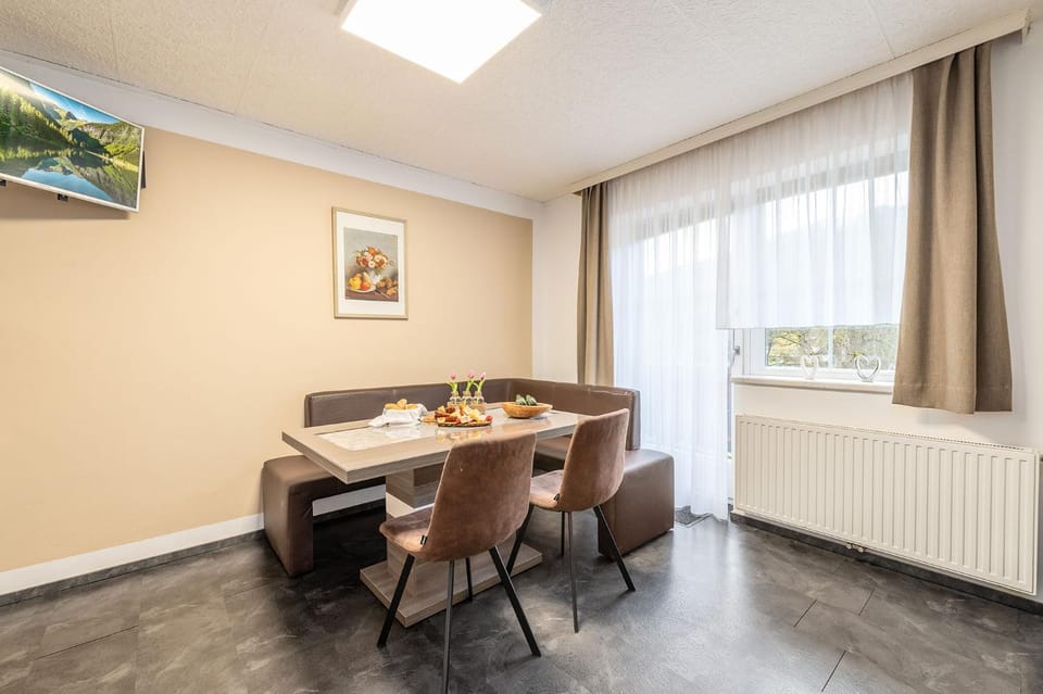 Seating area, Dining area
