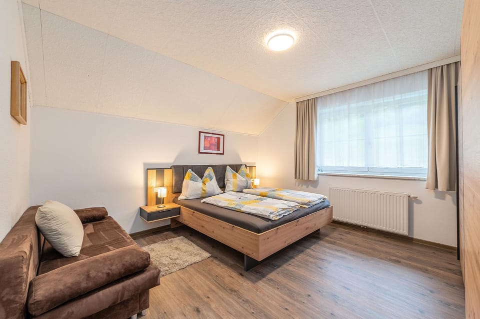 Bed, Photo of the whole room, Seating area