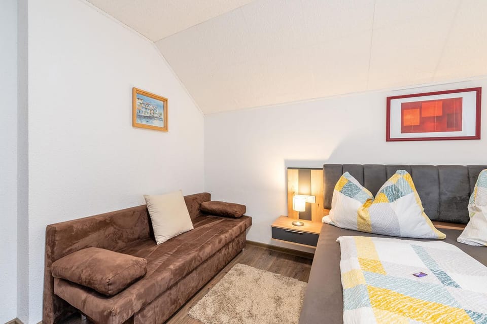 Bed, Photo of the whole room, Seating area, Bedroom