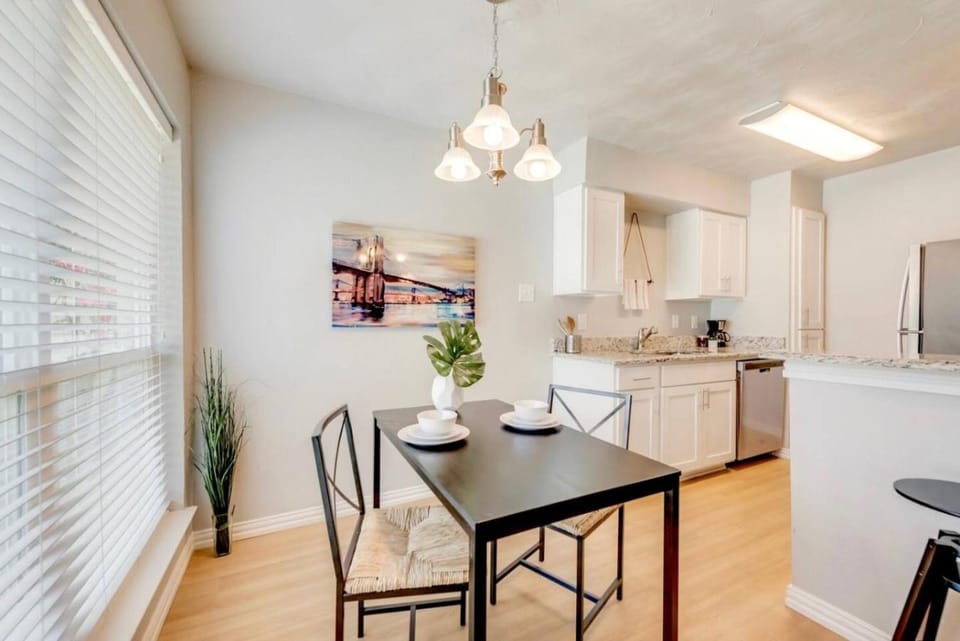 The Dallas Vibe and Free Arboretum Tickets Apartment in Dallas