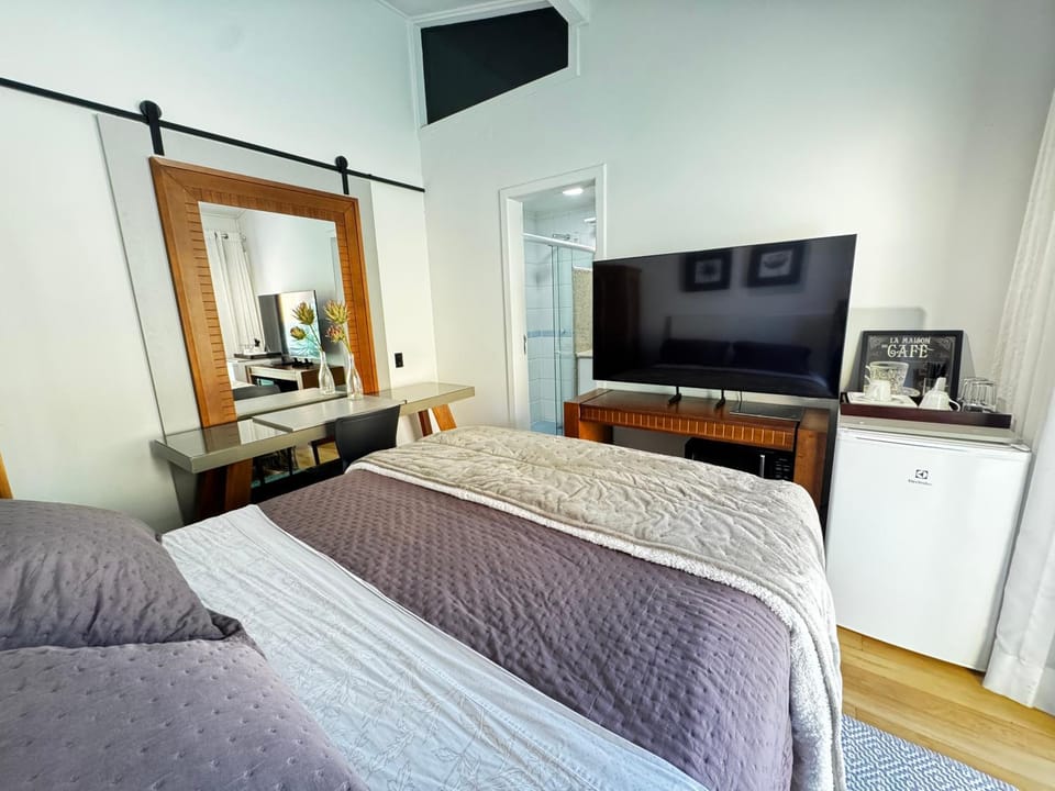 Bed, TV and multimedia, Photo of the whole room, minibar