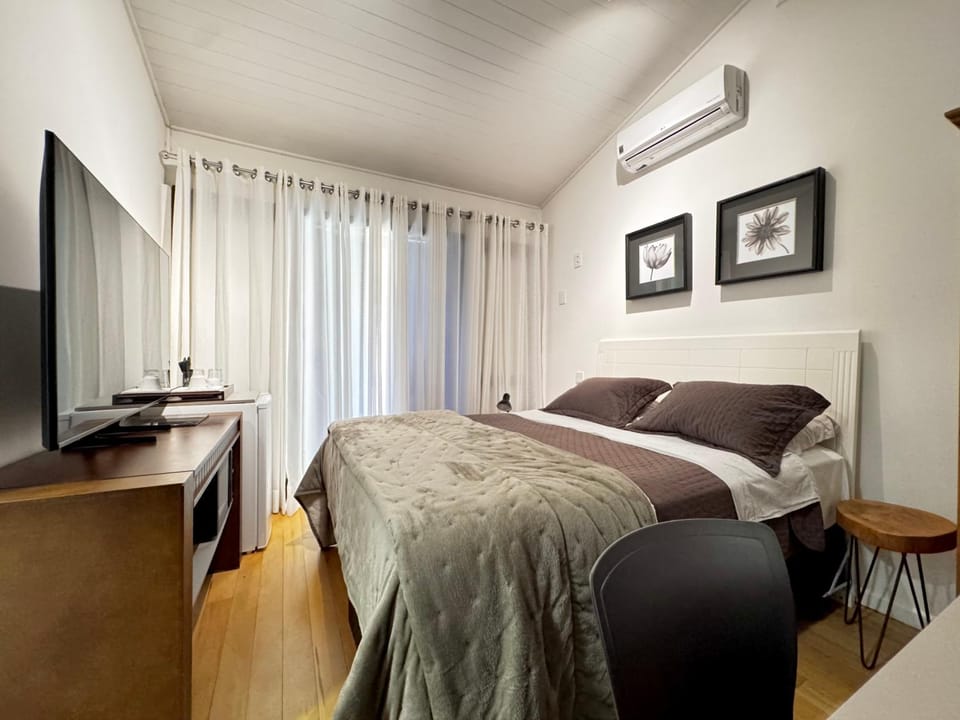 Bed, TV and multimedia, Photo of the whole room, Bedroom, air conditioner
