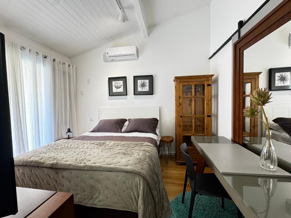 Photo of the whole room, Bedroom, air conditioner