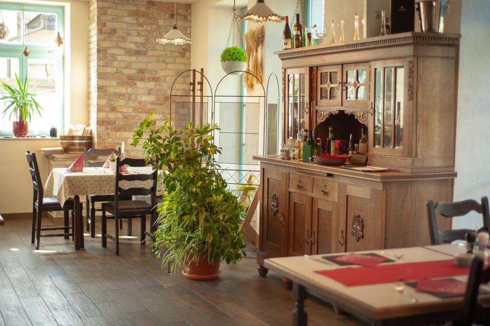 Restaurant/places to eat, Dining area