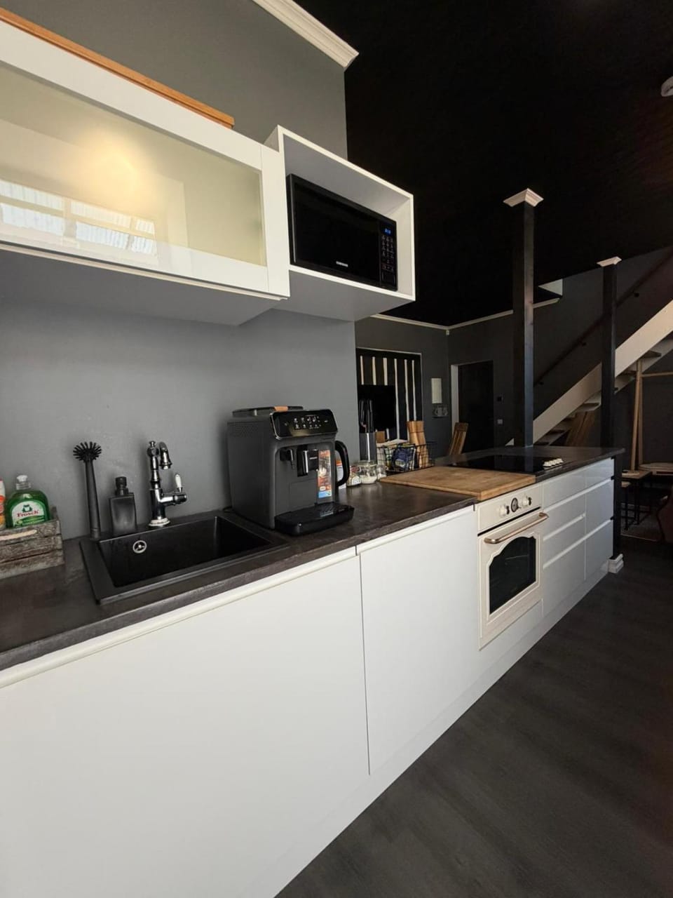 Coffee/tea facilities, Kitchen or kitchenette, microwave, oven, stove, kitchen