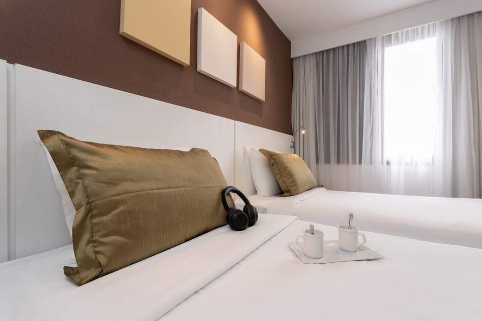 Bed, Day, TV and multimedia, Bedroom