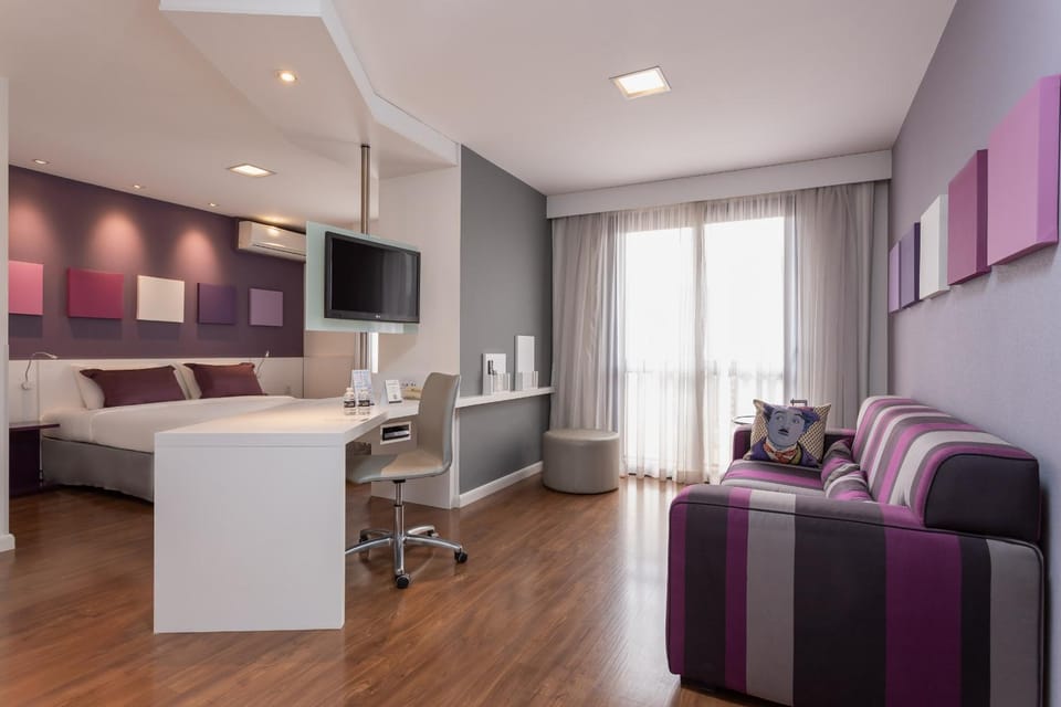 Bed, Day, TV and multimedia, Living room, Photo of the whole room, Bedroom, acessibility, air conditioner
