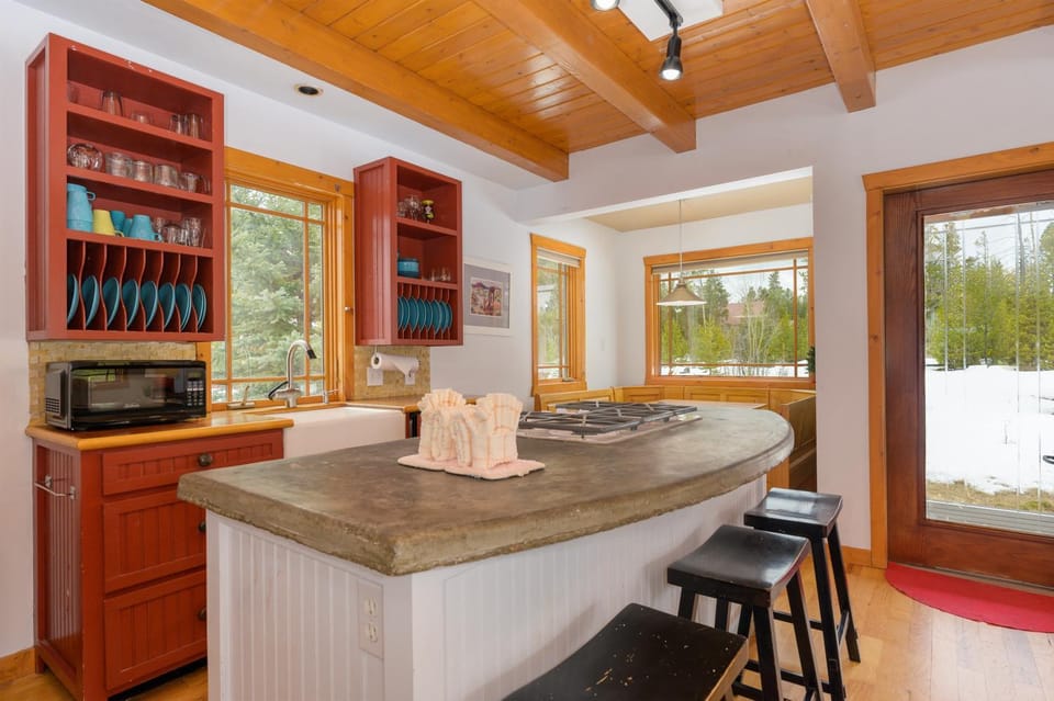 Natural landscape, View (from property/room), Kitchen or kitchenette, microwave, stove