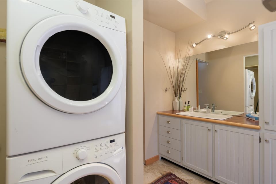 Bathroom, laundry, washing machine, dryer
