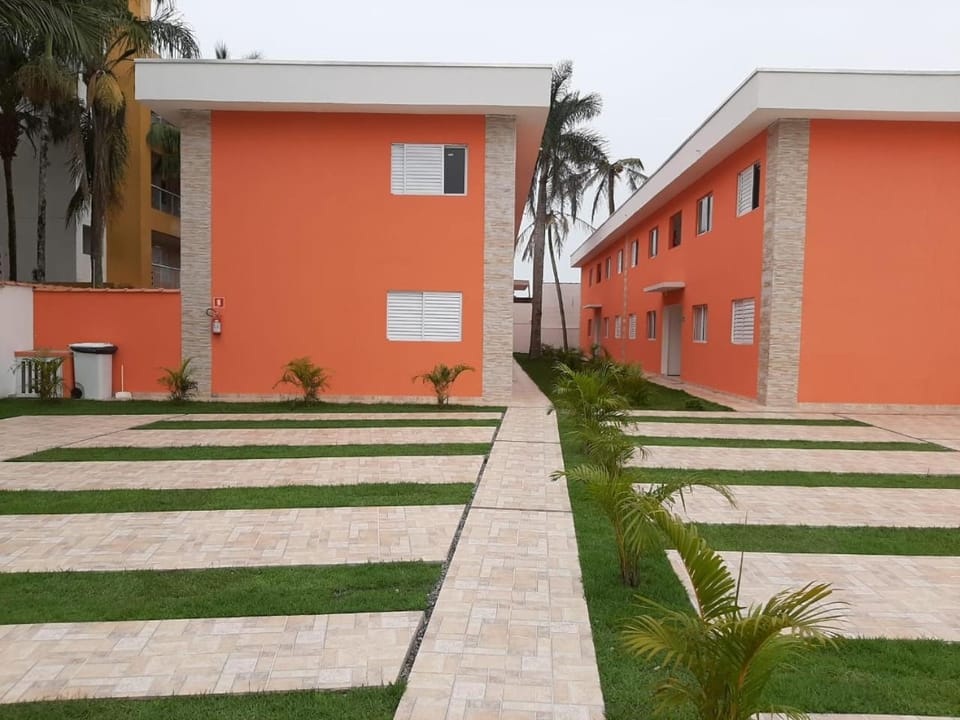 Apto 2 dorm, a 250m praia do Indaia, aceitamos PET saida 15h Apartment in Bertioga