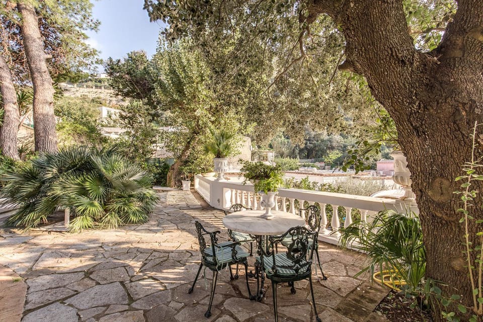 Garden, Living room, Seating area, Dining area, Garden view, Sea view