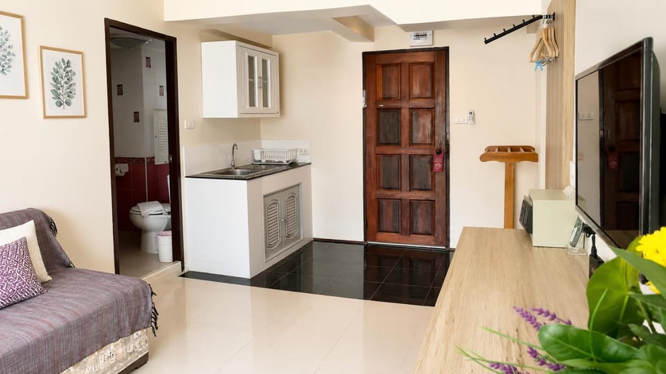 Kitchen or kitchenette, Seating area, dishwasher, minibar, safe, wardrobe